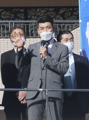 滋賀県草津市で街頭演説する立憲民主党の泉代表＝9日