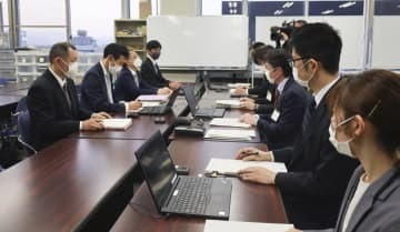 リニア中央新幹線建設工事安全対策専門家会議に参加する岐阜県とJR東海の担当者ら＝9日午後、県庁
