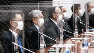 日銀の支店長会議に臨む黒田総裁（左から2人目）ら＝11日午前、日銀本店