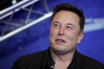 テスラのマスクCEO＝2020年12月、ベルリン（AP＝共同）