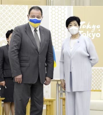 会談前、ウクライナのコルスンスキー駐日大使（左）と写真に納まる東京都の小池百合子知事＝11日午後、東京都庁