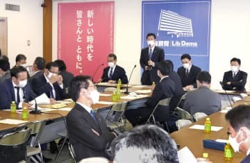 自民党が開いた、ロシアのウクライナ侵攻に伴う食料やエネルギー価格高騰に対応する緊急対策を議論する会合＝11日午後、東京・永田町の党本部