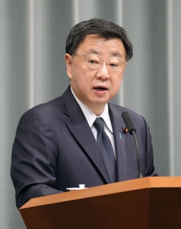 記者会見する松野官房長官＝12日午前、首相官邸
