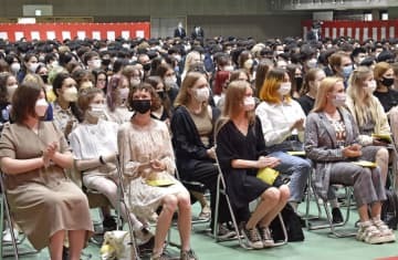 日本経済大の入学式に出席した、避難民となったウクライナ人学生＝12日午前、福岡県筑紫野市