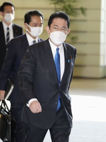 首相官邸に入る岸田首相＝12日午前