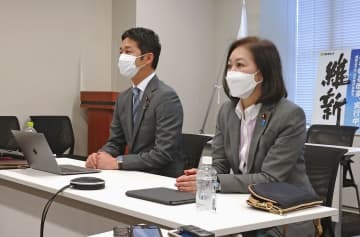 日本維新の会の皇室制度調査会であいさつする藤田幹事長（左）＝12日午前、国会