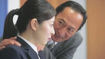 先輩議員から肩に手を置かれるなどのセクハラを受ける新人女性議員の動画（内閣府提供）