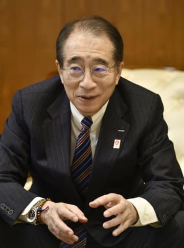インタビューに答える大阪商工会議所の鳥井信吾会頭