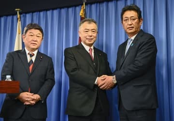 参院選宮城選挙区の自民党公認候補に内定し、石川光次郎氏（右）と握手する桜井充氏。左は茂木幹事長＝12日午後、東京・永田町の党本部