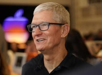 アップルの販売店を訪れたクックCEO＝2021年6月、ロサンゼルス（AP＝共同）