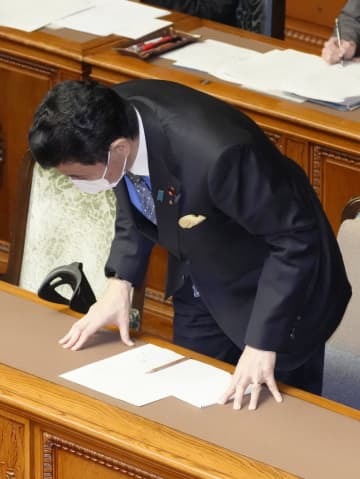 参院本会議で改正自衛隊法が可決、成立し一礼する岸防衛相＝13日午後