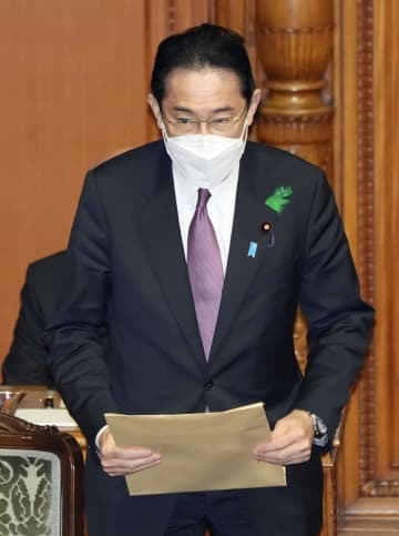 参院本会議に臨む岸田首相＝13日午前