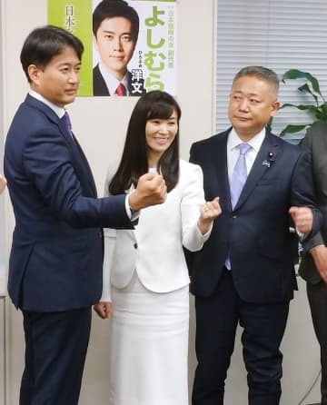 日本維新の会公認で参院選東京選挙区から出馬する海老沢由紀氏（中央）。右は馬場伸幸共同代表＝13日、国会