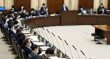 討議を行った参院憲法審査会＝13日午後