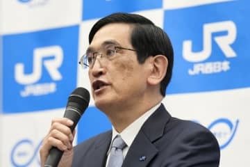 記者会見するJR西日本の長谷川一明社長＝13日午後、大阪市