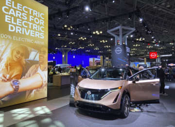 日産自動車が展示したSUV型EV「アリア」＝13日、ニューヨーク（共同）