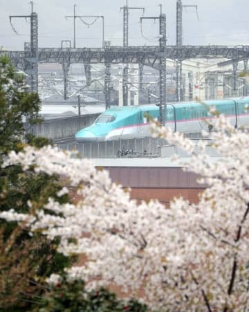 全線で運転再開し、JR白石蔵王駅付近を走行する東北新幹線の車両＝14日午前9時35分、宮城県白石市