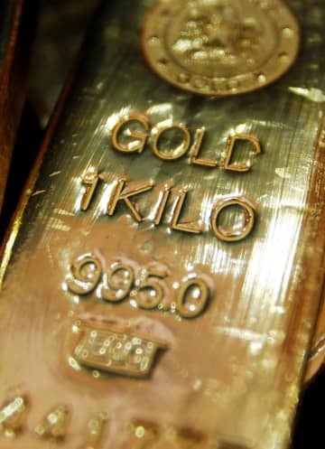 1kgの金の延べ棒＝2009年、ムンバイ（ロイター＝共同）