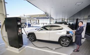 トヨタ自動車の高級車ブランド「レクサス」販売店に設置されている電気自動車の急速充電器＝5日、名古屋市