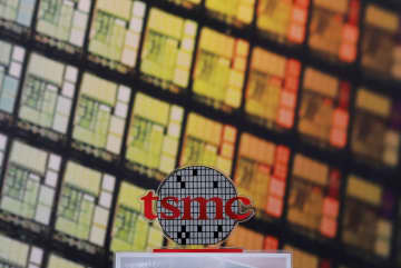 台湾半導体大手TSMCのロゴ＝2018年8月、台湾北西部・新竹（ロイター＝共同）