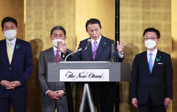 自民党麻生派の政治資金パーティーであいさつする麻生副総裁（右から2人目）＝14日午後、東京都内のホテル