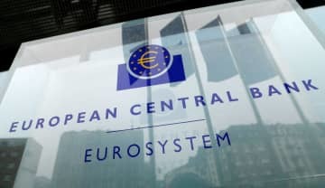 ドイツ・フランクフルトの欧州中央銀行（ECB）のロゴ＝2016年12月（ロイター＝共同）