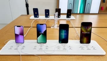 アップルのスマートフォン「iPhone13」シリーズ＝2日、東京都渋谷区