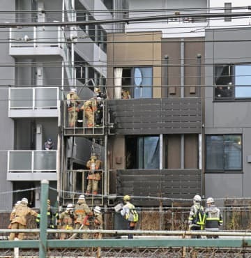 火災があった建物（中央）。この影響でJR山手線が運転を見合わせた＝15日午前9時55分、東京都新宿区