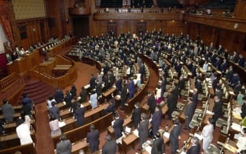 「文書通信交通滞在費」の日割り支給などに関する法改正を可決、成立した参院本会議＝15日午後