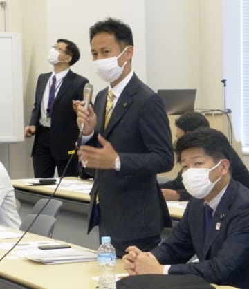 ウクライナ避難民支援に関する公明党の会合であいさつする谷合正明参院幹事長＝15日午後、国会