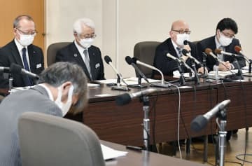 記者会見する第三者委員会の辻本純成委員長（右から2人目）＝15日午後、北海道旭川市