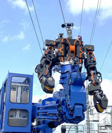 JR西日本が高所作業用に開発中の人型ロボット＝7日（同社提供）