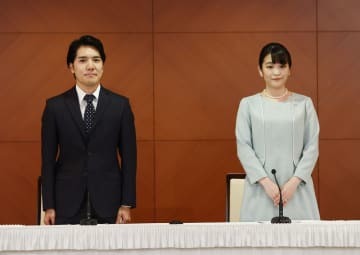 昨年10月、結婚の記者会見が終わり、あいさつする小室圭さんと眞子さん＝東京都内のホテル