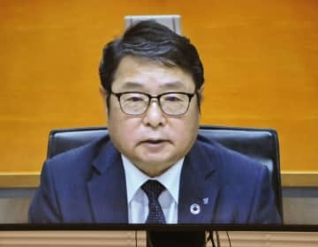 テレビ会議システムで記者会見する電気事業連合会の池辺和弘会長＝15日午後