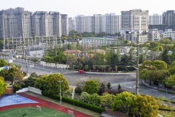 6日、都市封鎖が続き、人影が消えた中国上海市内（共同）