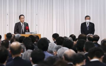 自民党森山派の政治資金パーティーであいさつする岸田首相。右は森山裕総務会長代行＝15日午後、東京都内のホテル