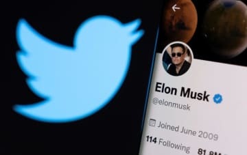 ツイッターのロゴとマスク氏のアカウント＝15日（ロイター＝共同）