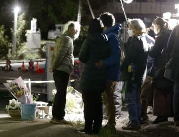大和晃さんが犠牲になった阿蘇大橋の崩落現場付近で、母忍さん（中央左）を支える兄翔吾さん（同右）。左端は取材に応じる父卓也さん＝16日未明、熊本県南阿蘇村