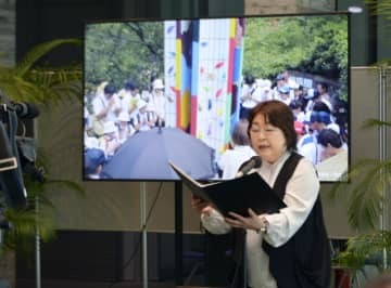 国立長崎原爆死没者追悼平和祈念館で再開された、被爆者の体験記などを語り継ぐ定期朗読会で朗読する甲斐一美さん＝16日午後、長崎市
