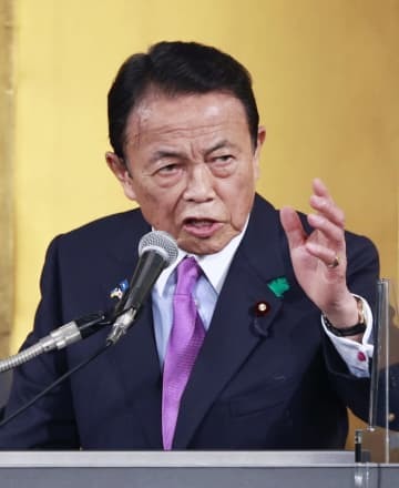4月14日、自民党麻生派の政治資金パーティーであいさつする麻生副総裁＝東京都内のホテル