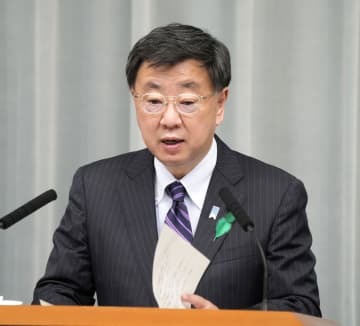 記者会見する松野官房長官＝18日午前、首相官邸