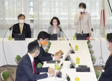 連合の芳野友子会長（奥中央）が出席した自民党の「人生100年時代戦略本部」会合で、あいさつする上川陽子本部長（同右）＝18日午後、東京・永田町の党本部