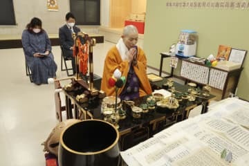 道心寺で読経する露の団姫さん（右）＝19日午前、兵庫県尼崎市