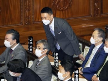 衆院本会議で辞職が認められ、一礼するれいわ新選組の山本太郎代表＝19日午後