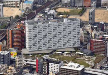 星野リゾートが大阪市浪速区に開業するホテル「OMO7（おもせぶん）大阪　by　星野リゾート」＝19日（共同通信社ヘリから）