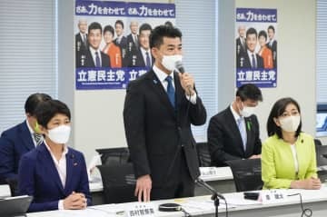立憲民主党の全国幹事長会議であいさつする泉代表（中央）＝19日午後、国会