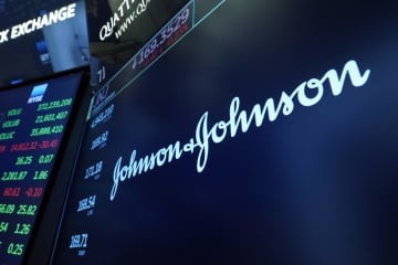 ニューヨーク証券取引所のトレーディングポストに表示されたジョンソン・エンド・ジョンソンのロゴ＝2021年7月12日（AP＝共同）