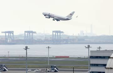 国外追放の外交官らを乗せ、羽田空港を離陸するロシア政府専用機＝20日午後