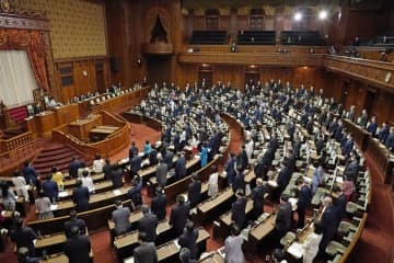 ロシアの最恵国待遇を撤回する改正関税暫定措置法を可決した参院本会議＝20日午前