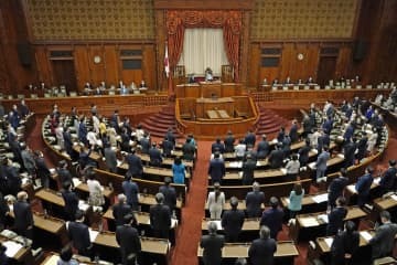 パスポートをオンライン申請できるようにする改正旅券法を可決した参院本会議＝20日午前